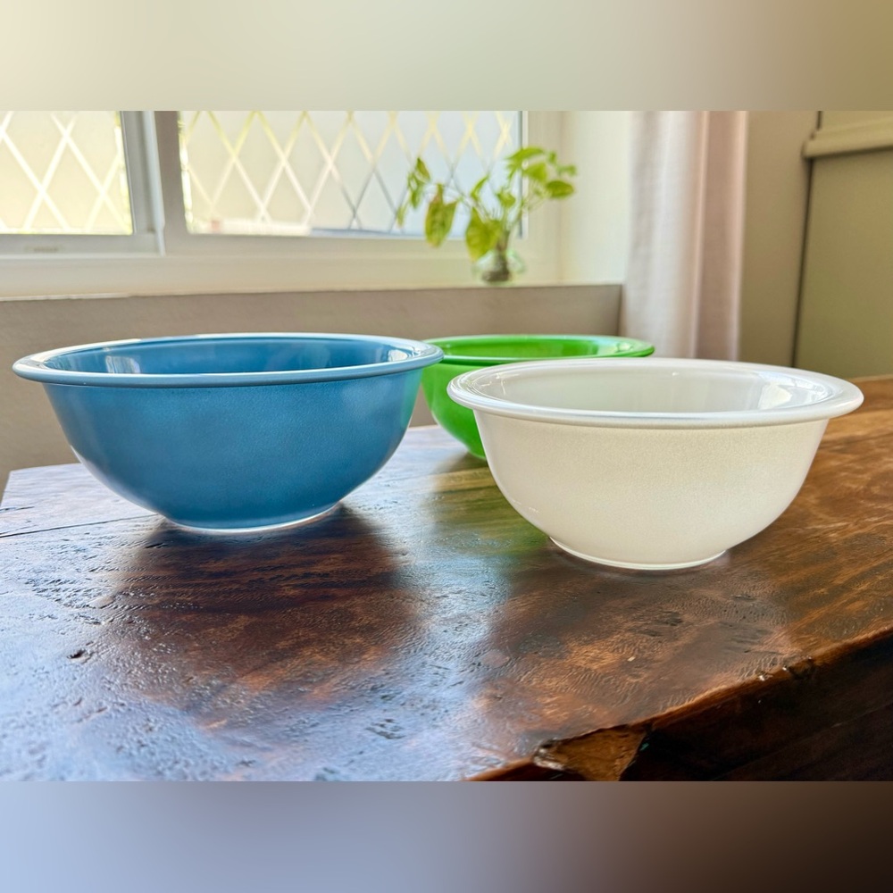 Set of 3 clear bottom Rainbow Pyrex bowls